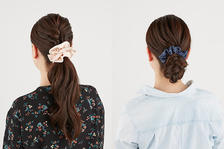 「シュシュ」を使った簡単ヘアアレンジ。ローポニー&お団子を1分で可愛く格上げ♪