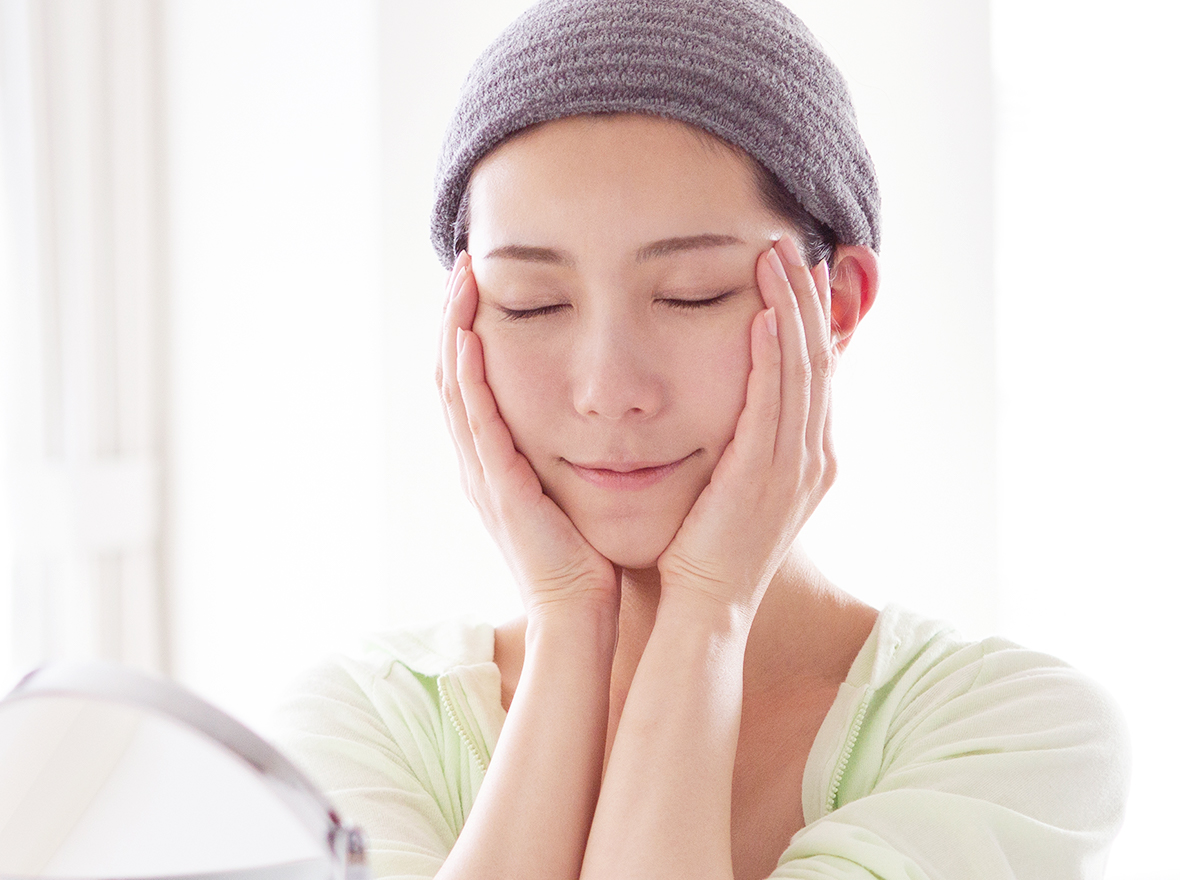 スキンケアをしている女性のイメージ