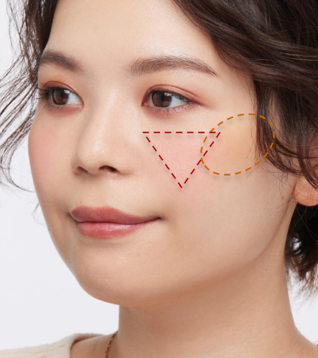 丸型の顔にローズ系チークを小さめの逆三角形に、ほお骨にベージュ系のシェーディングを斜め楕円形に入れた例