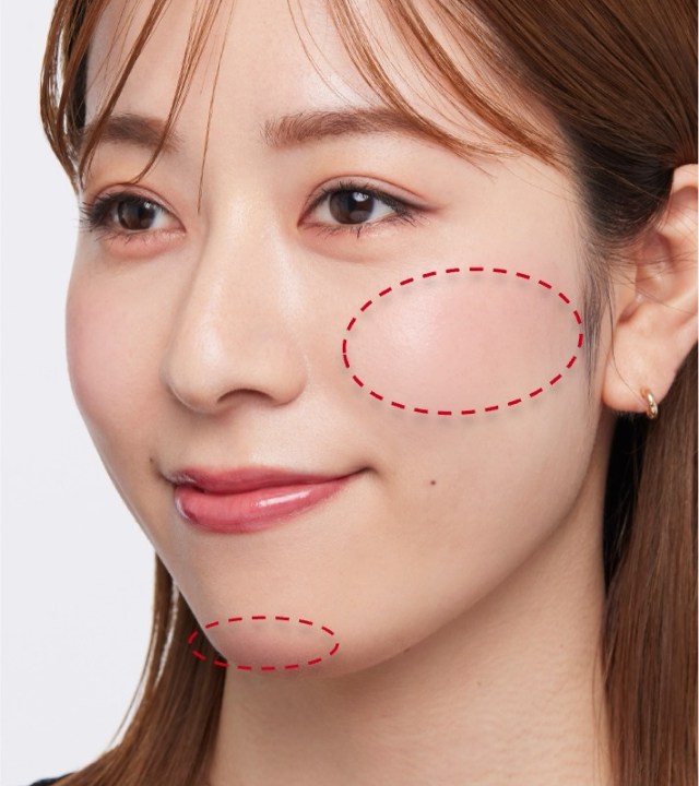 面長型の顔にピンク系チークを横長の楕円形に入れ、あご先にもチークをのせた例