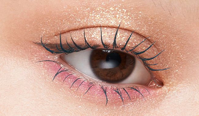 夜行性の仲間のような黒目をつくるメイク｜ルックブック