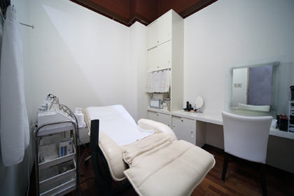 京成百貨店 １階化粧品売場 クレ ド ポーボーテカウンター 資生堂の化粧品 コスメ ワタシプラス 資生堂