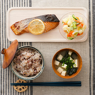「こんにゃくごはん&秋鮭のレモンポン酢焼き」