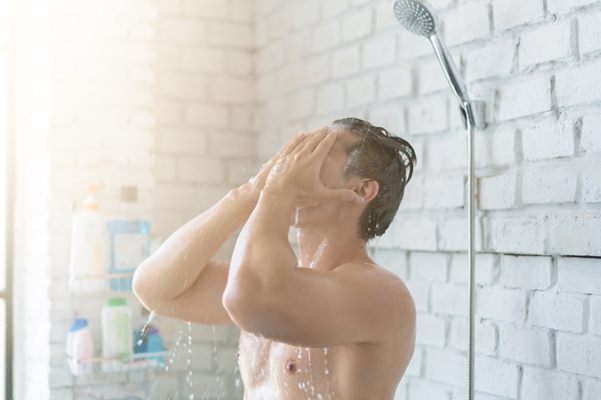 シャワーを浴びている男性