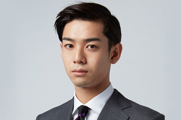 前髪を上げてすっきり知的な印象の男性