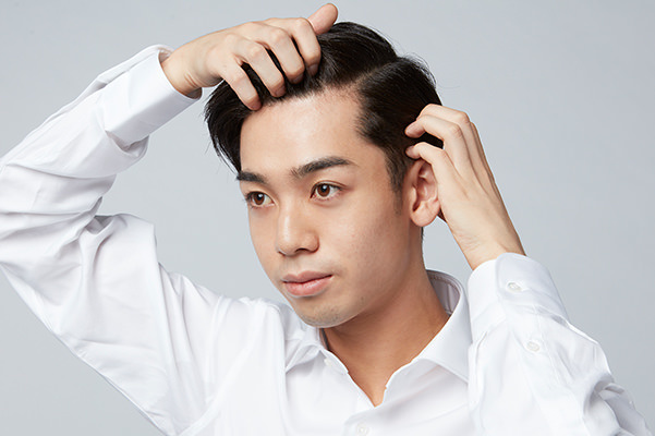 スタイリング後、髪を分けて流すメンンズ画像