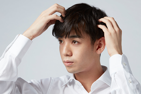 毛先を整えて仕上げる男性
