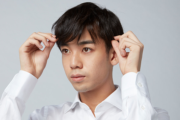 前髪の毛先を整える男性画像