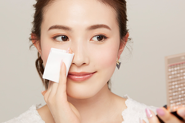 ティッシュやあぶらとり紙を当て、軽く押さえる