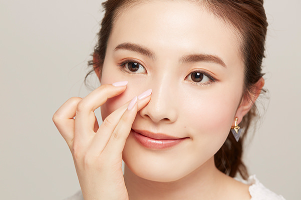 小鼻など皮脂が気になる部分にくるくるとなじませる