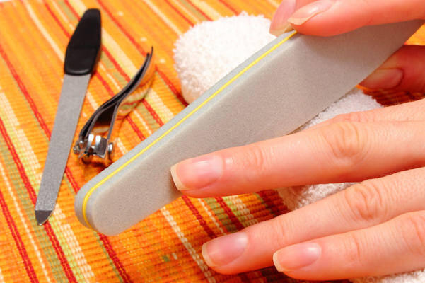 【セルフネイルケアの方法まとめ】自分でできる上手なファイリング方法から甘皮処理まで