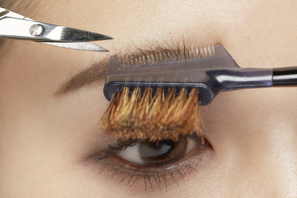 STEP3　コームを下からあて、眉頭の毛を切る