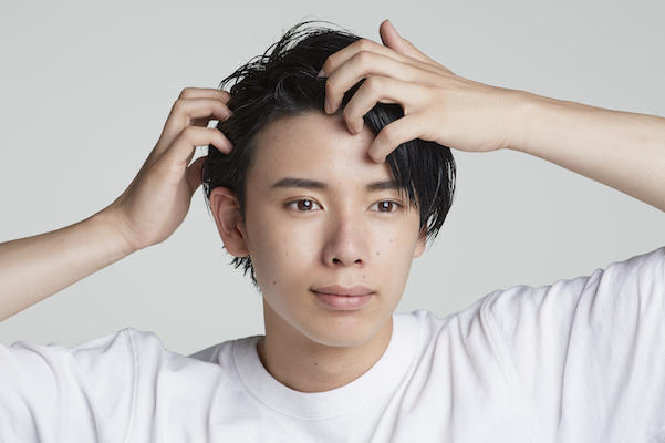 髪を分けてセットする男性画像