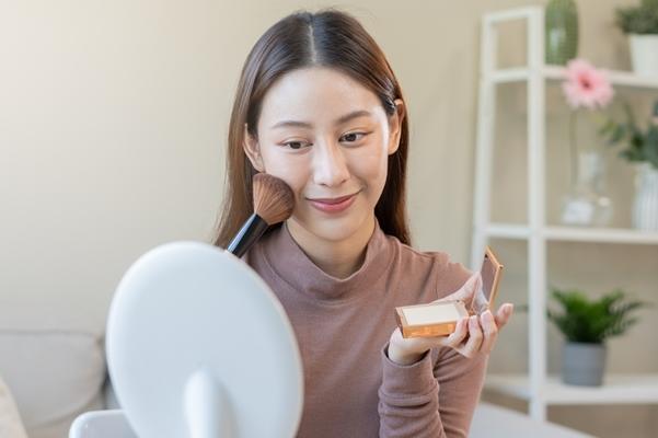 「乾燥くすみ」が気になるときのメイク直し方法もチェック!