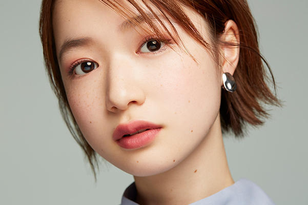 ブルベ冬タイプのメイク女性画像