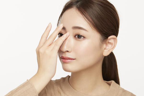 鼻のくぼみにハイライトを置く