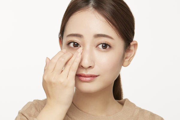 目頭にハイライトを置く