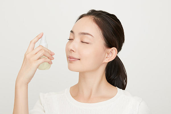 スプレーを吹きかけている女性