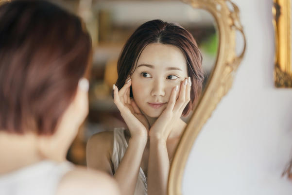 女性が鏡をみている