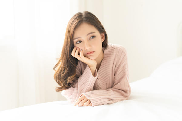 頬杖をついている女性