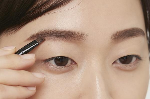 ポイント①　眉と上まぶたの余白を埋める