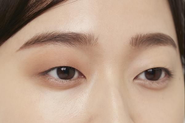 ポイント①　眉と上まぶたの余白を埋める