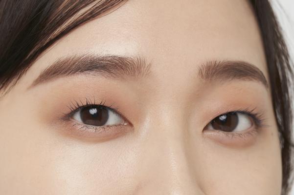 ポイント①　眉と上まぶたの余白を埋める