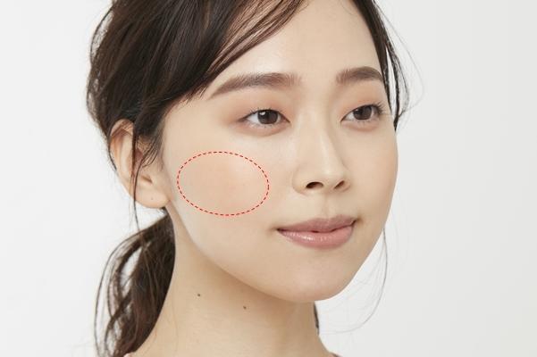 ポイント③　チークで簡単小顔見せ