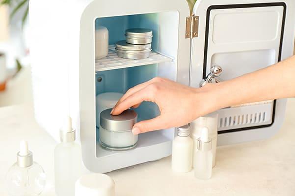 冷蔵庫でコスメを冷やす