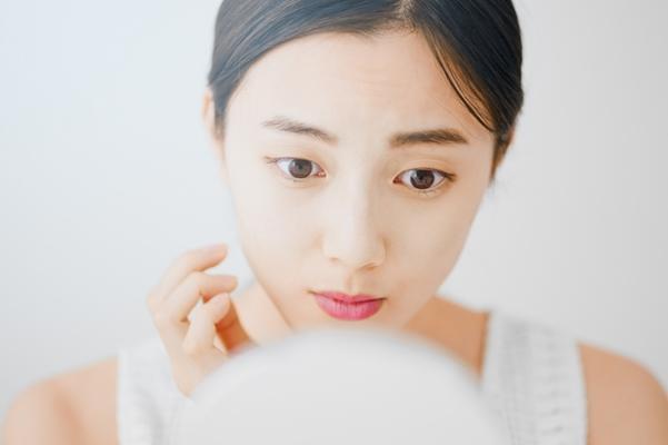 鏡をみている女性