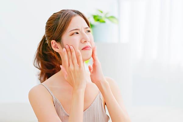 肌にベタつきを感じている女性
