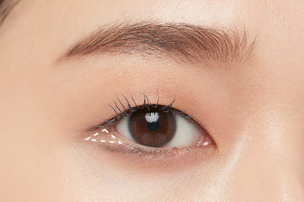 1.下目尻にラインを引く