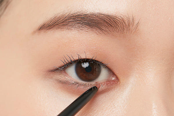 3.下まぶたの目頭切開ラインを描く