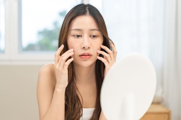 乾燥して皮むけ...。ファンデがのらない原因と対策、ベースメイクテクも！