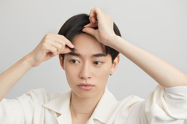 前髪の根元の立ち上がりと毛先の動きを意識して整える