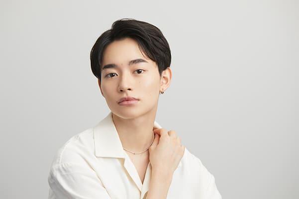 アップバングの男性の画像