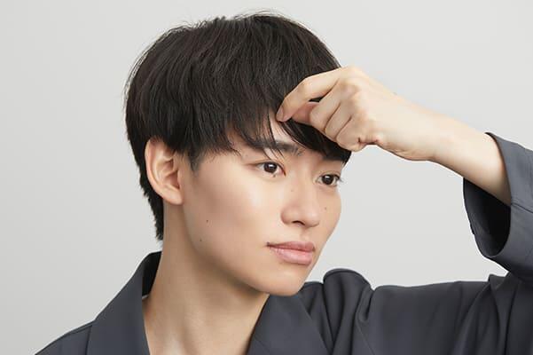前髪をセットする男性の画像