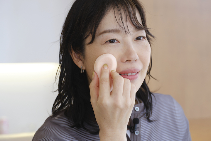 水スポンジでファンデを塗る女性の画像
