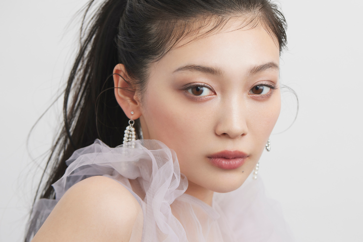 即垢抜け！クールさとピュアさを兼ね備えた「青みグレージュ」メイク