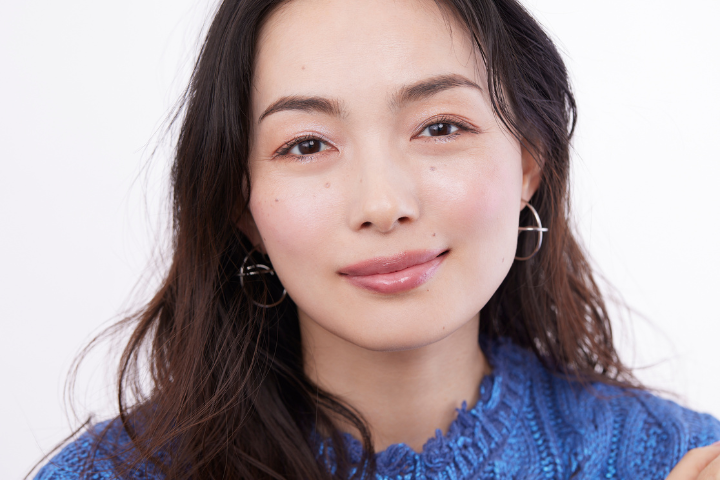 大人のくすみは「青みカラー」で解決！ブルベ・イエベ別の取り入れ方も紹介