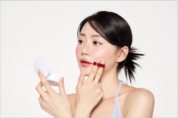ファンデーションを塗っている女性