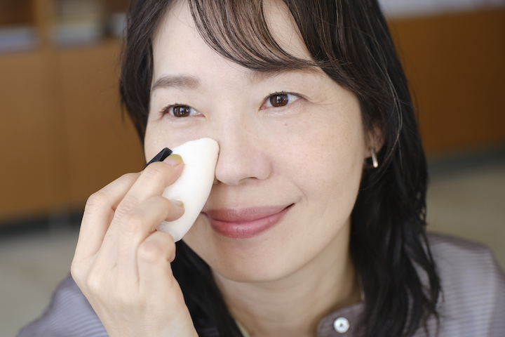 大人の正しいフェイスパウダーの塗り方