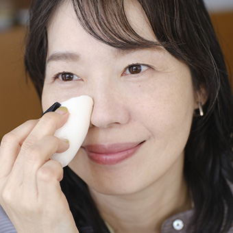 フェイスパウダーを塗布している女性