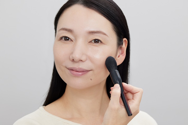 ブラシで塗ってる女性