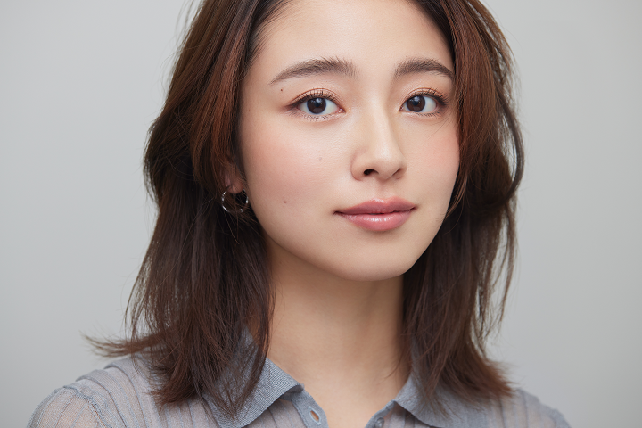 オレンジチークのブルベ女性画像