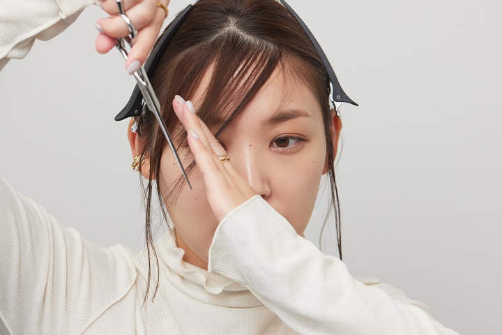 サイドバングのセルフカット方法の画像