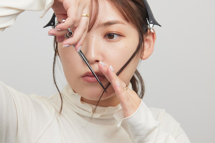 サイドバングのセルフカット方法の画像