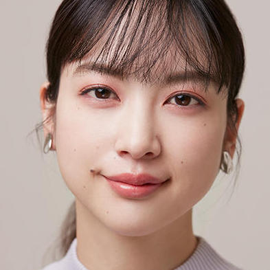 「ブルべ夏」タイプに似合うメイク&コスメ18選。ヘアカラーやファッションも!