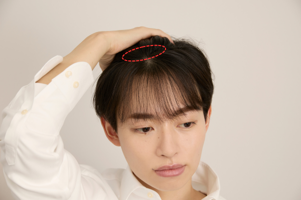 前髪を薄くとって後頭部へ流している男性
