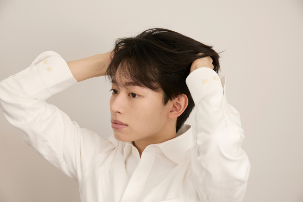 スタイリング剤をなじませる男性